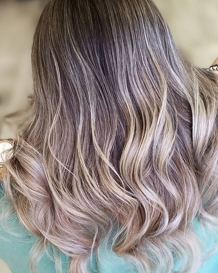 Balayage s prechodom od tmavého korienka do svetlých končekov, práca salónu Deny